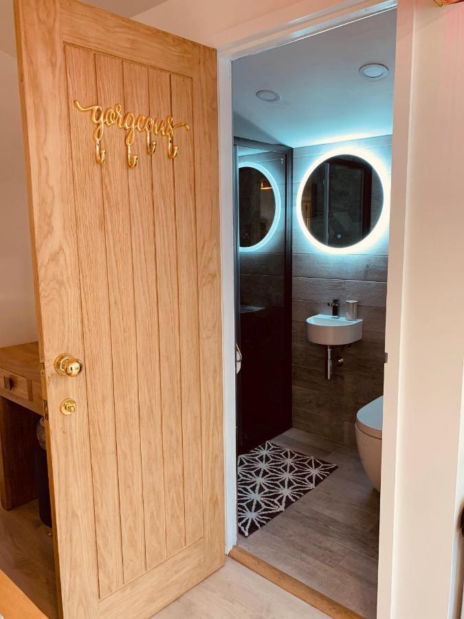 Shine Chalet - Unique & Comfortable Accommodation レッドラス エクステリア 写真