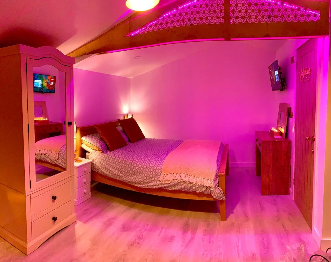Shine Chalet - Unique & Comfortable Accommodation レッドラス エクステリア 写真